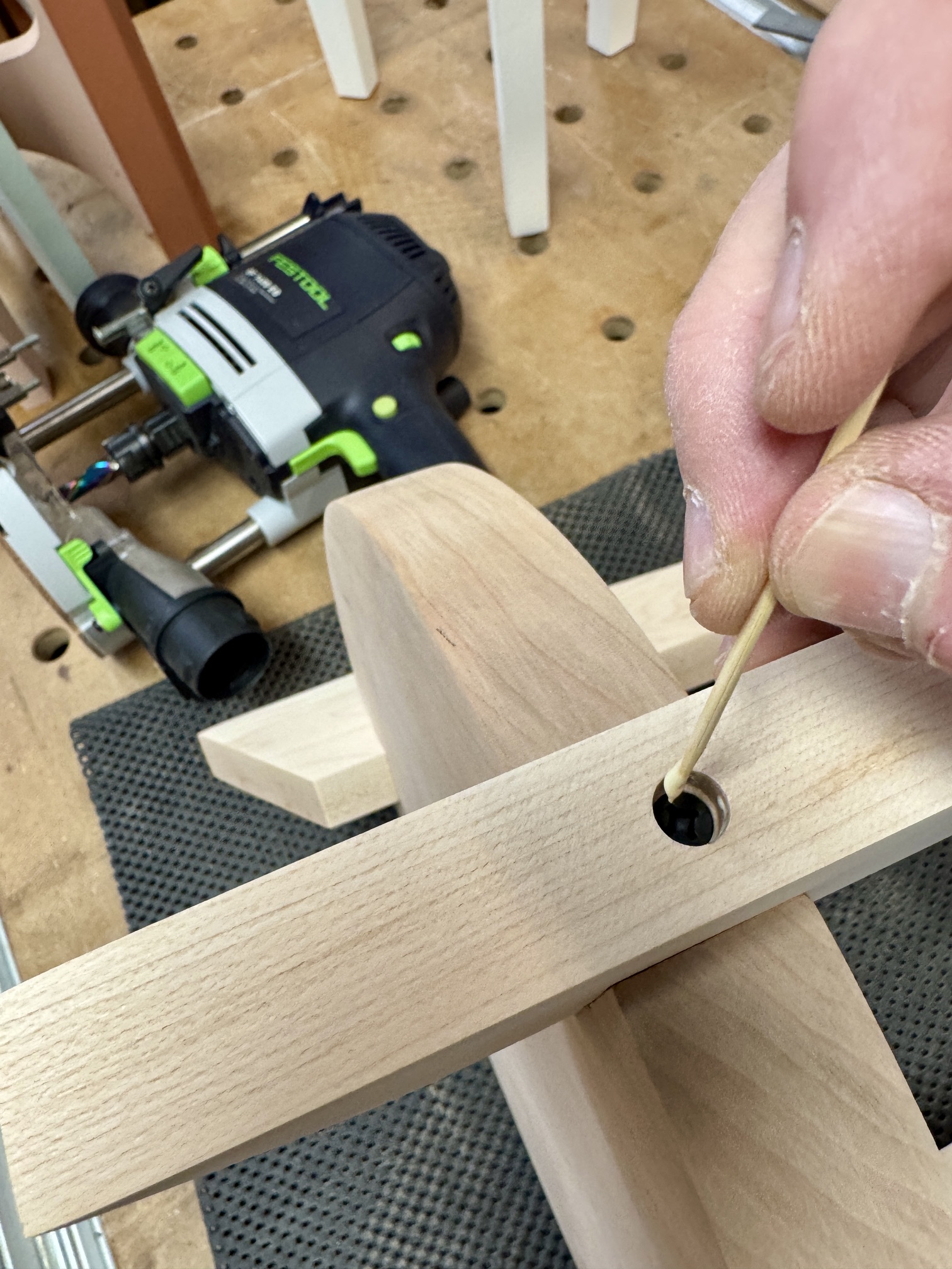 3 Leg - applying glue for plug